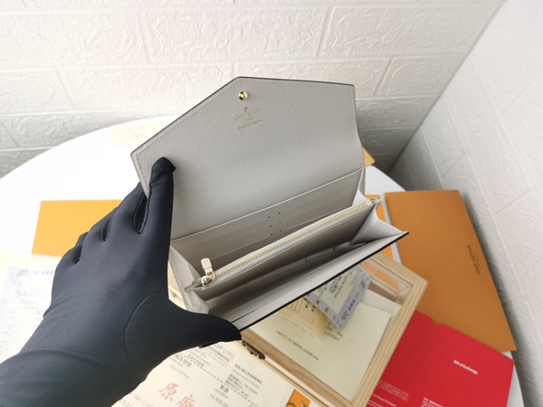 LVコピーウォレット着用イメージ